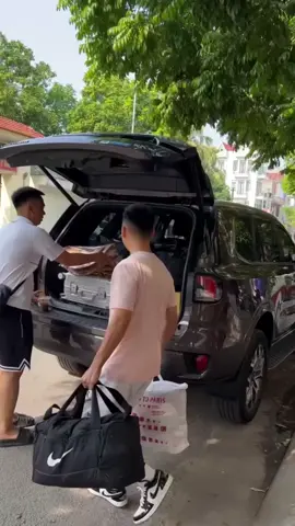 Chúng tôi gồm : - 𝐍𝐠𝐮‌𝐨‌‌𝐢 𝐥𝐚‌𝐢 đ𝐨‌ : Nguyễn Tuấn Anh ft Vũ Long ( chăm sóc từng bữa ăn giấc ngủ, chỗ nào checkin chụp ảnh cho ae ) 😝😝 - 𝐍𝐠𝐮‌𝐨‌‌𝐢 𝐦𝐮𝐚 𝐯𝐮𝐢 𝐤𝐢𝐞‌𝐦 𝐧𝐡𝐢𝐞‌‌𝐩 𝐚‌𝐧𝐡 𝐠𝐢𝐚: Nguyễn Bá Đạt - 𝐍𝐠𝐮‌𝐨‌‌𝐢 𝐬𝐚𝐲 𝐱𝐞 𝐤𝐢𝐞‌𝐦 𝐧𝐠𝐮‌𝐨‌‌𝐢 đ𝐮‌𝐨‌‌𝐜 𝐭𝐨‌‌ 𝐜𝐡𝐮‌‌𝐜 𝐬𝐢𝐧𝐡 𝐧𝐡𝐚‌‌𝐭: Nguyễn Hải Yến ( cứ đc ăn là hết say ) 🤣 - 𝐍𝐠𝐮‌𝐨‌‌𝐢 đ𝐢 𝐭𝐢‌𝐧𝐡 𝐯𝐞‌‌ 𝐧𝐨‌𝐧 : Mai Trang 🤣🤣 ( đi thì cười phớ lớ, về thì im thin thít k nói 1 câu ) -𝐍𝐠𝐮‌𝐨‌‌𝐢 𝐜𝐚‌‌𝐩 𝐝𝐮‌𝐨‌‌𝐧𝐠 : Hoàng Hải Yến ( chuyên phân phát đồ ăn cho các ae trên hành trình ) Kết thúc chuyến hành trình đầy cảm xúc , yêu thương đến vùng đất Hà Giang quá hùng vĩ và xinh đẹp.🥰🥰 Hãy 1 lần đến Hà Giang các bạn ạ. Thật sự đến rồi mới biết đất nước mình đẹp tn ❤️❤️❤️❤️