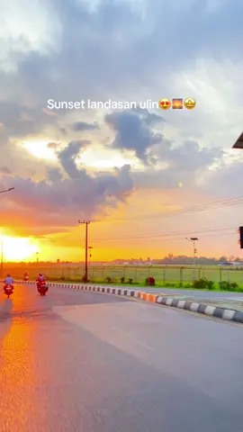 Sunset landasan ulin gak pernah gagal🤩 #sunset #landasanulin #banjarbaru #ip11 #🤩🤩🤩 #😖 