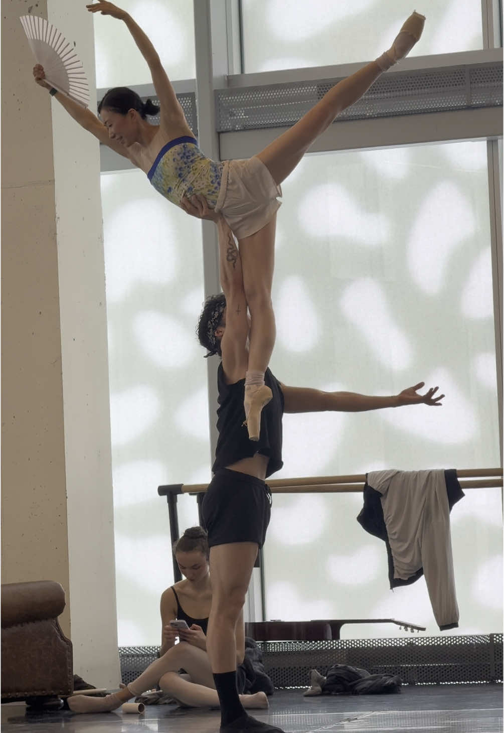 🕺💃🪭✨ #ballet #lift #couple #fun