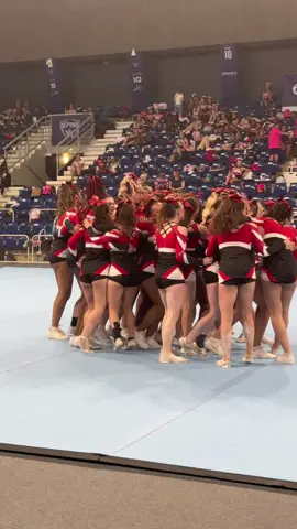 my friends, my people , my family 🖤📣❤️ blacklights4ever #cheer #cheerleading #competition #fyp #pourtoii #occcheer #blacklights #cheerparisnanterre #vira @Blacklights 