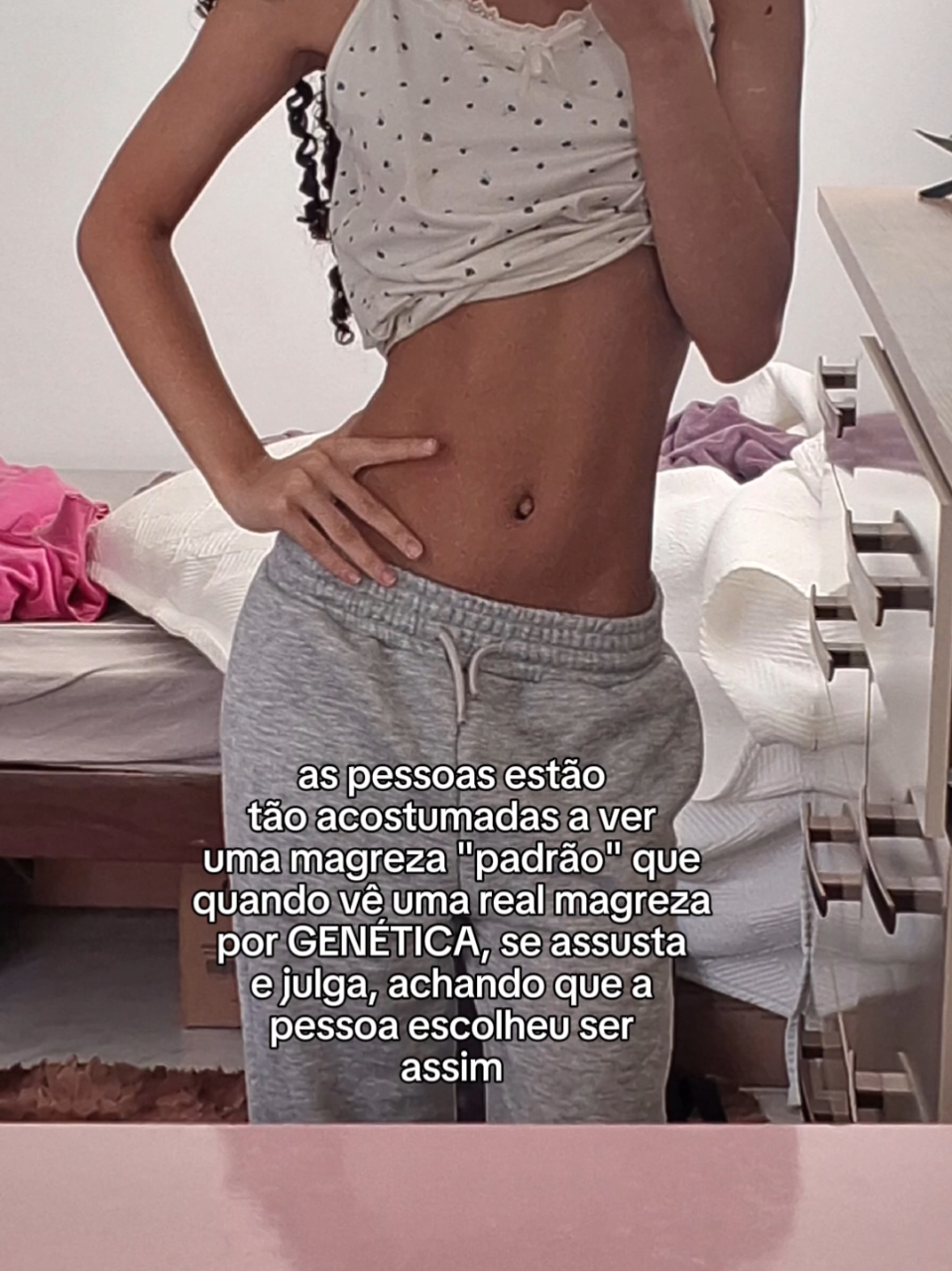 Só aceitam a magreza na Internet quando ela é misturada com medidas maiores e menores, quando você é toda reta perguntam se você tá passando fome, fora as piadas que fazem (que não são nem um pouco leves)