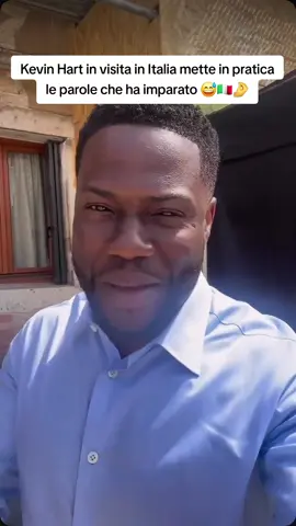 🇺🇸➡️🇮🇹 Kevin Hart sbarca in Italia e… indovina un po’? Le prime parole che impara sono OVVIAMENTE parolacce. Altro che “ciao” o “grazie”… qui si parte subito dal vocabolario da bar sotto casa alle 23:48 🍻🗣️ 🎬 Attore americano, stand-up comedian, superstar globale... e adesso anche aspirante italiano versione 