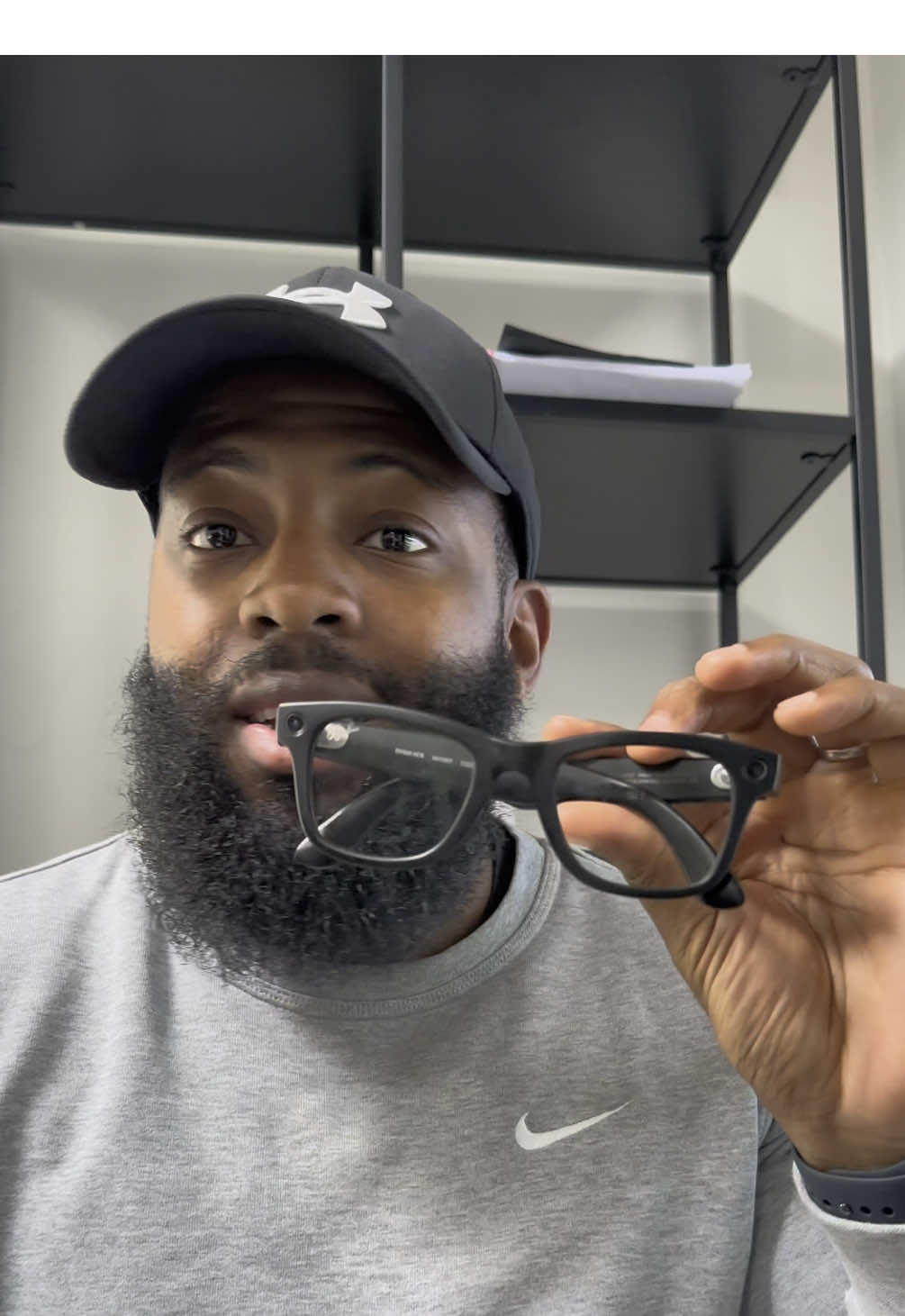 Tu connais les lunettes @raybanmeta ? 😎 Dans cette vidéo, je te montre toutes leurs fonctionnalités.  - @Ray-Ban  - #fyp #pourtoii #raybanmeta #meta 