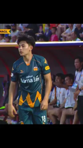 Trần Gia Bảo (2008) cầu thủ trẻ nhất của Vleague năm nay, số 16 của Hoàng Anh Gia Lai thường đc tạo cơ hội để vào sân ở những vòng cuối của mùa giải #trangiabao #haglfc #u17vietnam #hagl #trangiabao49 #trangiabaotgb #tgb 
