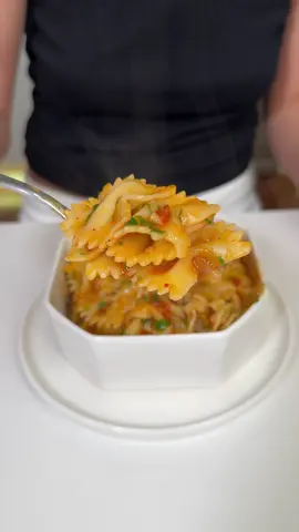 Demleme Makarna 🍝 One Pan Pasta English ⬇️ Makarnayı zahmetsizce pişir, çok pratik çok lezzetli 😋  Malzemeler  Yarım paket makarna  1 soğan  1 biber  1 domates  1 yemek kaşığı salça  1 yemek kaşığı domates  1 çay kaşığı tuz  1 çay kaşığı karabiber  1 çay kaşığı pul biber  1 yemek kaşığı zeytinyağ  Üzerini geçecek kadar sıcak su  Bir tutam maydonoz   Bütün malzemeleri kavurdum ve sıcak su ekleyip kısık ateşte 20 dk pişirdim. Yanına ayran ile servis yaptım. Afiyet olsun ❤️🤌🏼 English ⬇️ Ingredients: 	•	Half a pack of pasta 	•	1 onion 	•	1 green pepper 	•	1 tomato 	•	1 tablespoon tomato paste 	•	1 tablespoon grated tomato (or extra tomato) 	•	1 teaspoon salt 	•	1 teaspoon black pepper 	•	1 teaspoon red pepper flakes 	•	1 tablespoon olive oil 	•	Hot water (enough to just cover the ingredients) 	•	A handful of parsley I sautéed all the ingredients together, then added hot water and let it cook on low heat for about 20 minutes. Served it with some cold ayran. Enjoy! ❤️🤌🏼 #busezeynep #pasta #onepanpasta 