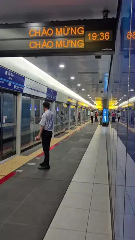 Đi metro ngày cuối tuần... #saigon #taudien  #HCMCMetro  #HURC  #metroso1 