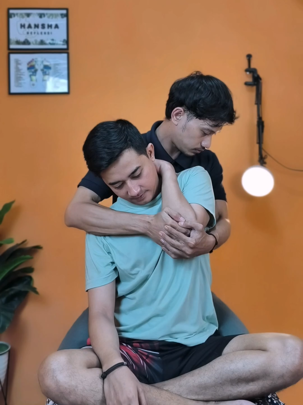 Penanganan pamungkas remaja jompo 👍🏻 Terapis pijat sejak 2013 📍 Kota Tasikmalaya Untuk reservasi 👉🏻 WA 082311159710 . . #pijattasikmalaya #pijattasik #kretektasik #kretektasikmalaya #remajajompo #hansharefleksi #fyp 