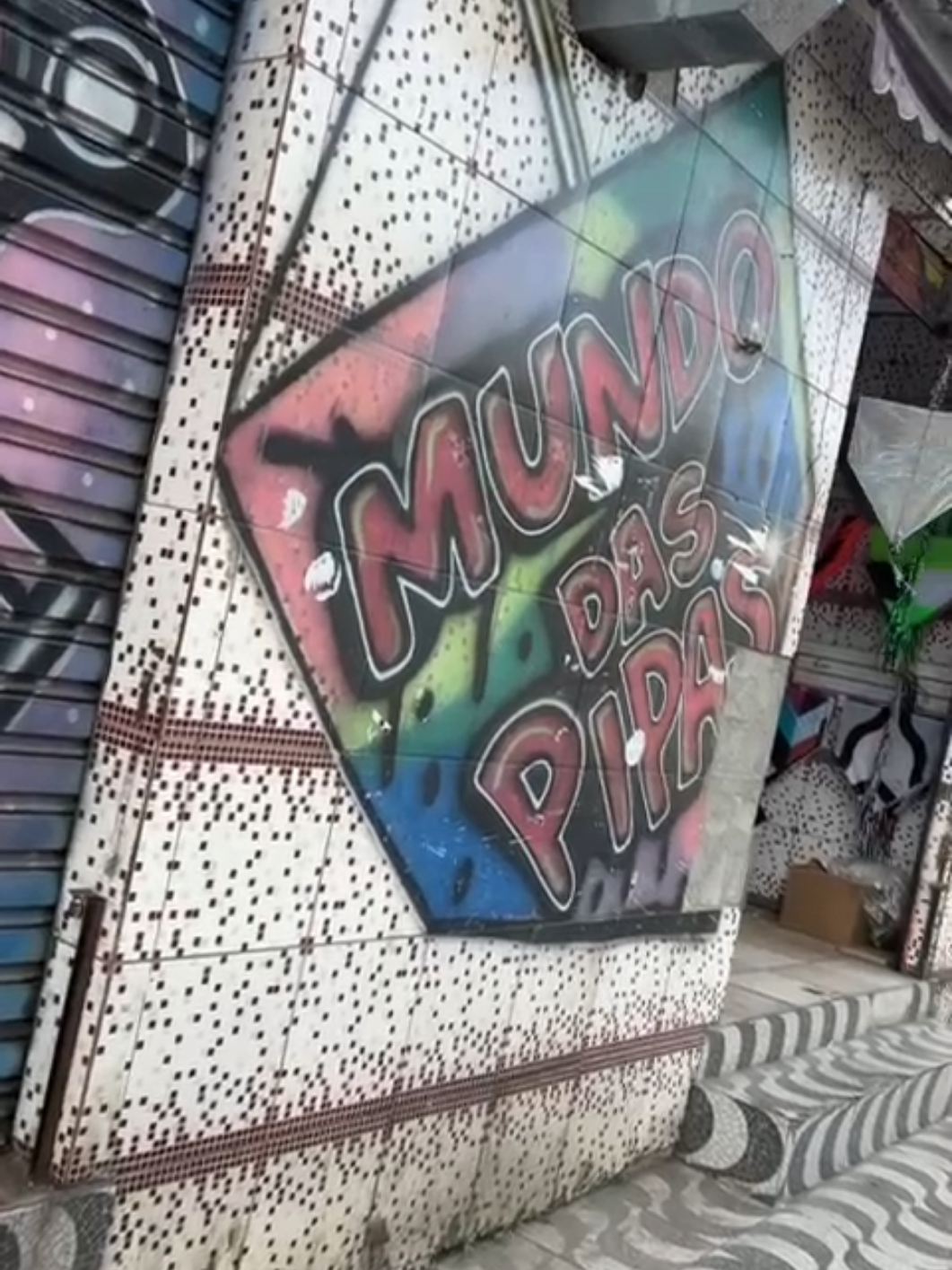 Segue aí !Todo dia postamos novidades 🪁  🪁 DOMINGO É DIA DE PIPA! O céu tá chamando e a diversão começa aqui no Mundo das Pipas! 🎈💨 🔥 Temos pipas de todos os tamanhos, rabiolas, carretéis, linhas e muito mais! 📍Rua Dr. Manoel Reis, 398 – Centenário, Duque de Caxias 🕙 Aberto todos os dias, de 10h às 18h 🎯 Qualidade, preço bom e aquele atendimento de quem entende de pipa! Vem garantir a sua e dominar o céu hoje mesmo! 🌤️ Marca os amigos e cola com a gente! #MundoDasPipas #PipasRJ #PipaÉVida #DuqueDeCaxias #domingão  #pipa #mundo #diversao #pipacombate #pipasbrasil #pipaterapia #amigos #viralvideos 