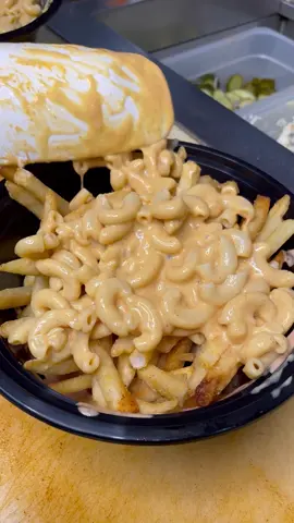 Mac w/ the chicken😤 @Bangin Buns #grubspot #fries #chicken #cheese #macandcheese 