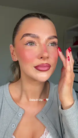 Red nails & always red blush 🍓🤍 #redblush #fentyblush #blushhack #makeupinspo #summerblush 