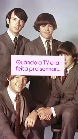 🎸📺 Quem aí lembra dos Monkees? Uma banda, uma série… e um pedacinho da nossa infância que ficou guardado no coração. 💛 As tardes de TV, as músicas que grudavam na cabeça, e aquele jeitinho divertido que só os anos 70/80 sabiam ter. Se essa lembrança te fez sorrir, compartilha com quem viveu tudo isso com você! ✨👨‍👩‍👧‍👦 #Anos70 #NostalgiaPura #OsMonkees #InfânciaRaiz #SweetDaysCamisetas @Sweet Days Camisetas 