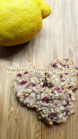 Himbeer-Zitronen-Kekse 🍋 Weich, fruchtig und perfekt für kleine Hände - ganz ohne Zuckerzusatz! 💛🍪 Zutaten: - 3 EL zarte Haferflocken  - 2 EL Apfelmark  - 1 EL Nussmus  - 1 TL Zitronensaft und -abrieb  - 1 EL gefriergetrocknete Himbeeren  Und so geht’s:  🍋 alle Zutaten gut vermengen 🍋 kleine Kekse formen, auf ein Backblech legen und flach drücken 🍋 bei 175 °C Umluft ca. 10-12 Minuten backen 💡Tipp: Die Kekse lassen sich super vorbereiten und auch einfrieren. #blwrezept #blwkekse #babyrezepte #zuckerfreibacken #beikostrezept #mamaalltag #himbeerliebe #snackfürunterwegs 