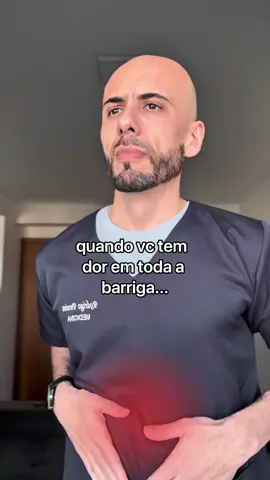 Explicado!! 👇👍 . Aquela dor abdominal que começa de forma leve, vai ficando mais intensa e se junta a uma barriga muito inchada, acompanhada de náusea e dificuldade para evacuar, pode ser sinal de algo mais sério. Isso acontece quando uma parte do intestino grosso, normalmente o segmento final chamado de sigmoide, se torce sobre si mesmo, formando um “nó” que impede a passagem das fezes e dos gases. Esse quadro, chamado de vólvulo de sigmoide, surge mais frequentemente em pessoas idosas, especialmente aquelas com histórico de constipação crônica, doenças neurológicas ou que ficam muito tempo acamadas. Além da dor e do inchaço, o desconforto pode ser tão intenso que, se não tratado rapidamente, há risco de falta de circulação sanguínea na região, o que pode levar até à morte dos tecidos intestinais. Em alguns casos, surgem vômitos, febre e queda de pressão, indicando gravidade. Referência: UpToDate . Este post informativo apresenta um exemplo específico de um caso clínico, mas é importante lembrar que os sintomas podem variar, ter diferentes causas ou estar associados a outras condições de saúde, ou mesmo não indicar nada. Por isso, não se autodiagnostique! Cada pessoa é única, e somente uma avaliação médica adequada pode garantir o diagnóstico correto e o tratamento mais indicado.