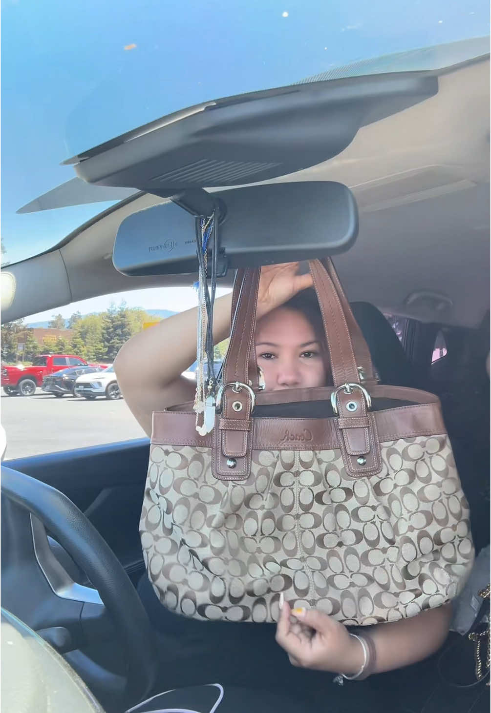 What a luckyyyy dayyy 👛 #coach #coachfinds #coachbag #thrifted #thriftshopping #thrifthaul #thriftbags #labubuthemonsters #labubu #labubuhaveaseat #labubus 
