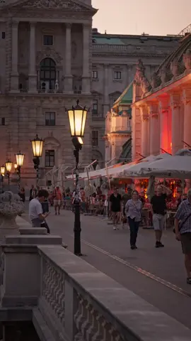 Vienna, the City of Music, awakens at dusk with Mozart’s timeless harmonies 🏛️🎼 Summer evenings drape the grand façades in golden glow and fill the air with melody. Strolling through Graben, the Albertina, and beyond feels like stepping inside a living symphony. Places in the video: 📍Burggarten / Hofburg 📍Opernring / State Opera 📍Graben 📍Belvedere Palace 📍Kärntner Straße 📍Albertina 📍Herrengasse 📍Wiener Riesenrad / Prater 📍Reichsbrücke / Stephansdom Come visit Vienna 🤗 All content © @vienna_visitas. All rights reserved. #cityofmusic #mozartevening #summervienna