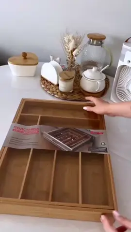✨️ Organize seus talheres com estilo e praticidade! 🍴🌿 Com o organizador de talheres de bambu, a cozinha fica mais arrumada, sustentável e cheia de charme. 🌲💚 ✅ Divisórias pra garfos, facas e colheres. ✅ Material natural, resistente e fácil de limpar. ✅ Combina com qualquer decoração.  Deixe tudo no lugar, com um toque especial na hora de preparar suas refeições! 🌟 link na bio🔎 #achadinhosshopee🛍️🛒🔥 #videoviral #ofertasimperdiveis #cozinhaestilosa #donadecasa🙋‍♀️#Estilo #Promoção 