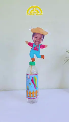 Eita trem bão, sô! Olha só essa atividade arretada em clima junino, pra alegrar suas crianças 🎉  ✨ATIVIDADE INTERATIVA PULA-PULA FESTA JUNINA, NO ARQUIVO CONTÉM:  - MENINO E MENINA (COLORIDO E PARA COLORIR) - CORPINHO MENINO E MENINA CASO DESEJE COLAR O ROSTINHO DA CRIANÇA. - CENÁRIO JUNINO PARA COLAR NA GARRAFA (COLORIDO E PARA COLORIR). Dicas: - utilize garrafas mais durinhas, pois as garrafas frágeis não dão impulso para o palito pular. 🎉 - Você também pode usar o material como decoração de mesa 😍  acesse o LINK que está na bio do nosso perfil ✨ O pdf do material está custando apenas 6,00 #festajunina #ideiascriativas #festajunina2025 #educaçãoinfantil #educacaoinfantil #professora