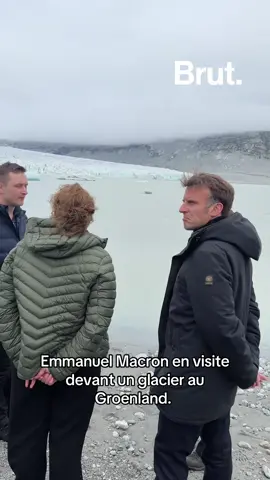 Emmanuel Macron en visite devant un glacier au Groenland. 
