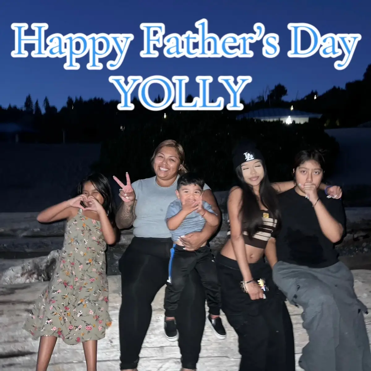 Llevo Siendo Madre Y Padre Ya Varios Años Sin la ayuda de el papa de mis hijas ni el papa de mi Hijo. Ellos en este dia les deveria dar verguenza si es que se celebran el dia del Padre. Yo con mi gran esfuerzo me doy el lujo de decir y comprobar que soy madre y padre de mis hijas(o). Si si.. yo se muchos diran, pues quien te dijo que tuvieras a tus hijos? Recueden, uno se casa para formar una linda familia.. eso no significa que te tienes que quedar en una relación toxica, narcisista, y abusiva. Desde que me arme de valor decidí irme y no voltear asia atras. Y por eso me siento orgullosa de mi, por no dejarme pisotear de ese matrimonio infeliz que vivia, y desafortunadamente engañanda y ciega. 15 años de mi vida le di a una persona que no lo supo valorar. Y al otro inservible del papa mi niño, ni les cuento, eso es un caso perdido.  Pero pues a seguirle echando ganas que el pan de cada dia  para mantener a mis hijos sale del sudor de  mi frente. . . . . Aunque ellas estan muy chicas y aun no comprenden lo que es sufrir por tratar de hacer todo por ellos, algun dia recordaran todo el sacrificio que su mama iso para que ellas tuvieran lo que les pude inculcar y dar.  Chicos(as) Valoren a sus mamas solteras que todos los dias se parten en 2/3/4 para poder sustentar la casa. Y que ustedes tengan todo lo que podemos darles. No es facil, pero siempre con la frente en alto nos sentimos orgullosas de nuestros logros que nuestro esfuerzo hace.  . . .  Le Doy Gracias al Gran Ejemplo que fue mi Madre al nunca soltar la toalla. Y que me enseñó a ser luchona aste el dia de su Partida 🕊️.  . . . FELIZ DIA DEL PADRE A ESAS MADRES SOLTERAS Y LUCHONAS QUE NO SE RAJAN! Echenle ganas mis CHINGONAS! Ay la llevamos 💪🏽🙏💛