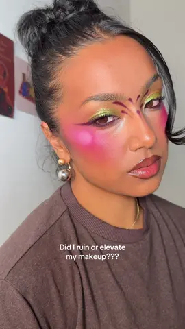 LMKKKKK  - @Charlotte Tilbury fig smoulder liner  - @Kaleidos Makeup escape pod pallete for blush  - @Karla Cosmetics loose pigment in ribbon  #fairymakeup #festivalmakeup 
