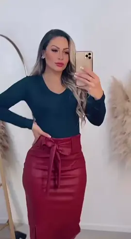 Saia Courino Evangélica Com Lacinho saia feminina Promoção Saia de couro. . . . Link nos comentários 👇  #moda #feminino #saia #couro #evangélica 