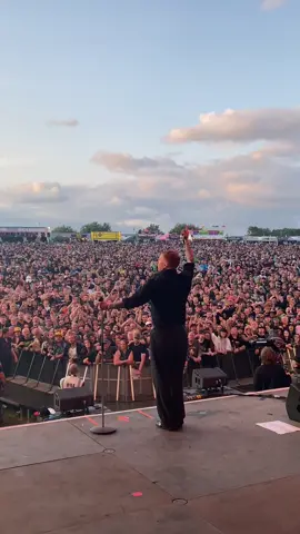 just listen to u beautiful lot, fanks @Download Festival  #sexpistolsftfrank #cartercookjonesmatlock #livemusic #altmusic #OnTour #sexpistols #downloadfestival 