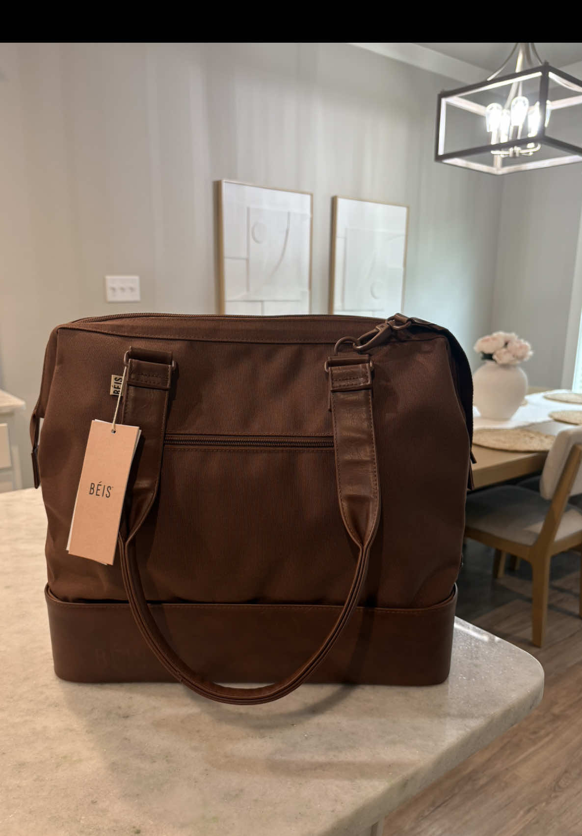 Unboxing my @Beis Travel weekender mini bag. 🤎🤎 #travel #beis #beistravel #luggage #carryon #weekenderbag 