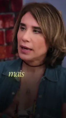 Quem nunca se sentiu mais leve depois de uma comprinha, que atire a primeira sacola! 😂 Mas atenção: o que começa como prazer pode se transformar em prisão. Comprar algo que gostamos é natural e pode, sim, trazer alegria. O problema começa quando esse é o único jeito de se sentir bem. Quando passamos a esconder das pessoas próximas, mentir ou até nos endividar só para reviver aquela sensação de alívio. A compulsão por compras é mais comum do que parece. Diferente do consumismo ocasional, o comportamento compulsivo transforma o ato de comprar em uma necessidade emocional. E isso é um sinal de alerta para a saúde mental.  💬 Se você já exagerou nas compras, deixe um emoji de sacolinha 🛍️ nos comentários! 