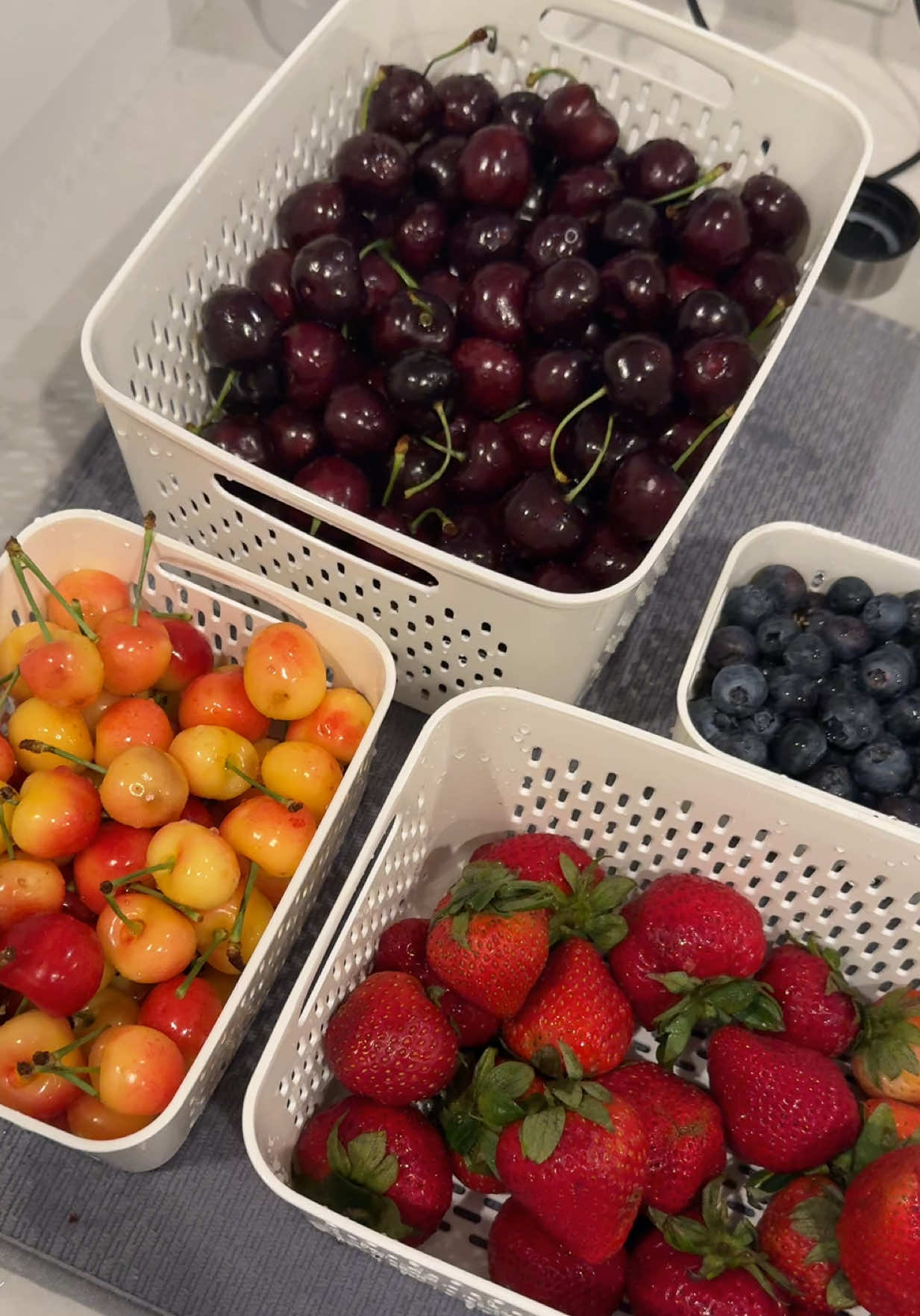 These airtight fridge fruit containers are a fridge game changer 🍓✨ You can rinse your fruit right in the container, stack them to save space, and they seriously keep everything fresher for way longer. No more soggy berries or wasted produce! #FridgeOrganization #FruitStorageHack #AirtightContainers #StackableStorage #FreshFruitLonger #KitchenOrganization #FridgeRestock #TikTokMadeMeBuyIt #FridgeGoals #HealthySnackPrep #BerryStorage #KitchenMustHaves #MealPrepTools #OrganizedFridge #ProduceSaver 