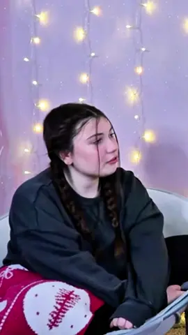 Is she an OG fan?? 😂😂 follow us and watch our podcast 💗 #podcast #clips #gracieabrams #thatssotrue #og #funny #iloveyouimsorry #gracieabramsmusic #music #foryoupage 