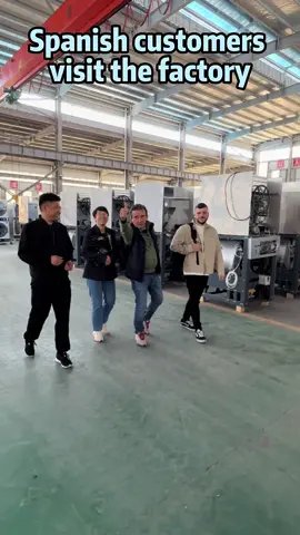 Spanish customers come to the factory to inspect the washing equipment, welcome friends from China and abroad to come#commercialwashingequipment #industriallaundrymachine #industrialcleaning 