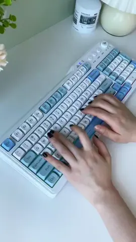 This so cute😭💕#fyp #TikTokShop#keyboard #giftideas #aula #keyboard #typewriter #officelife #workspace #mechanicalkeyboard #typing #desksetup #tiktokshopcybermonday #tiktokshopblackfriday #spotlightdeals #TikTokShop #productivityhack