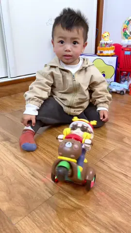 Đồ chơi bé đi xe xoay 360 độ có nhạc đèn #xuhuong #dochoi #dochoichobe #fpyシ 