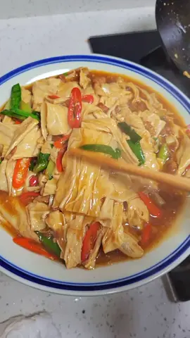 夏天不知道做什麼菜的時候，簡單炒個熱肉末炒手工腐竹，又是費米粉的一天#腐竹 #家常菜 #家常菜的100種做法 