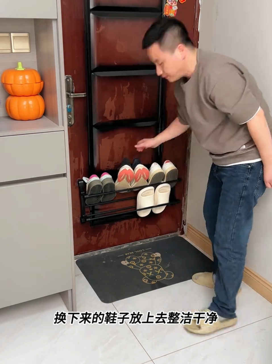 Giá để giày. Nếu nhà không có đủ tủ để giày, bạn không bao giờ nên để giày dép bừa bãi trên sàn vì như vậy sẽ tốn diện tích và gây bừa bộn.