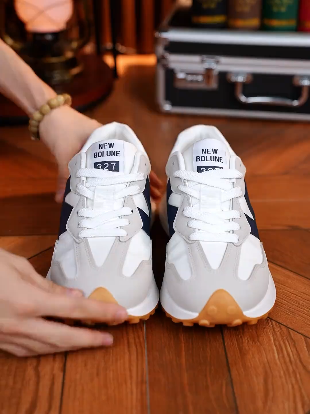 美式復古風直接拿捏！🔥新百倫官方正品跑鞋 超軟鞋底，穿搭氛圍感拉滿，配牛仔褲、運動褲都絕，這波不衝真的虧，點擊下單搶購！# 休閒運動鞋