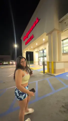 en walgreens a las 9pm tranquiliiiiutAs #soycomoalondra 