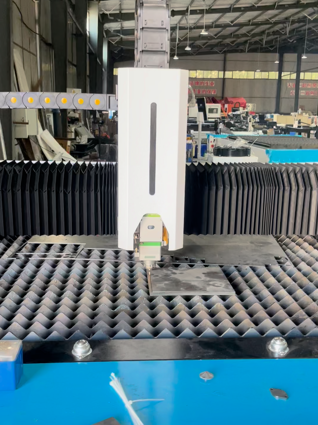 Laser cutting machine cutting thick plates#lasercutting #fiberlasercuttingmachine #CNClasercuttingmachine #MetalLaserCuttingMachine #Lasertubecutting #lasercuttingmachine #lasertubecuttingmachine #laserpipecuttingmachine #Pipecutting #lasercuttingbusiness