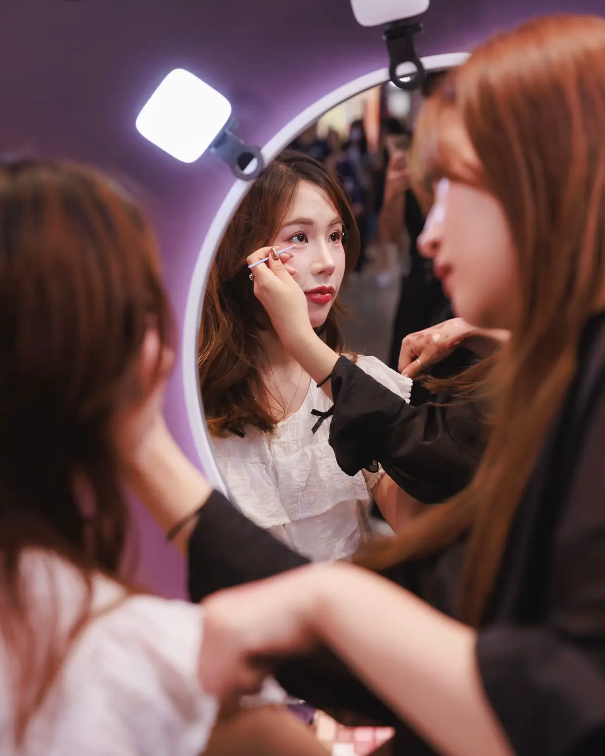 บรรยากาศจากมุม Touch Up ที่งาน Face On Wink Out ✨ เราดีใจที่ได้เห็นทุกคนค้นพบความงามในแบบของตัวเองผ่านผลิตภัณฑ์ของเรา และแบ่งปันประสบการณ์อันแสนพิเศษร่วมกัน แล้วพบกันใหม่ในกิจกรรมครั้งหน้าค่ะ 🖤 #JavinDeSeoul #JavinDeSeoulTH #FaceOnWinkOut #ebjavindeseoul #eveandboy