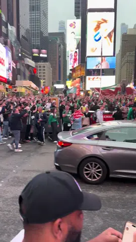 Réaction d’un supporteur Esperanza après la provocation d’un supporteur de widad 😳😳❤️🖤💛 #esperance_sportive_du_tunise #taraji #philadelphia #tarajidawla #esperanza #esperance_sportive_du_tunise #tunisie #maroc  #widad_casablanca #widad  #worldcup #karma