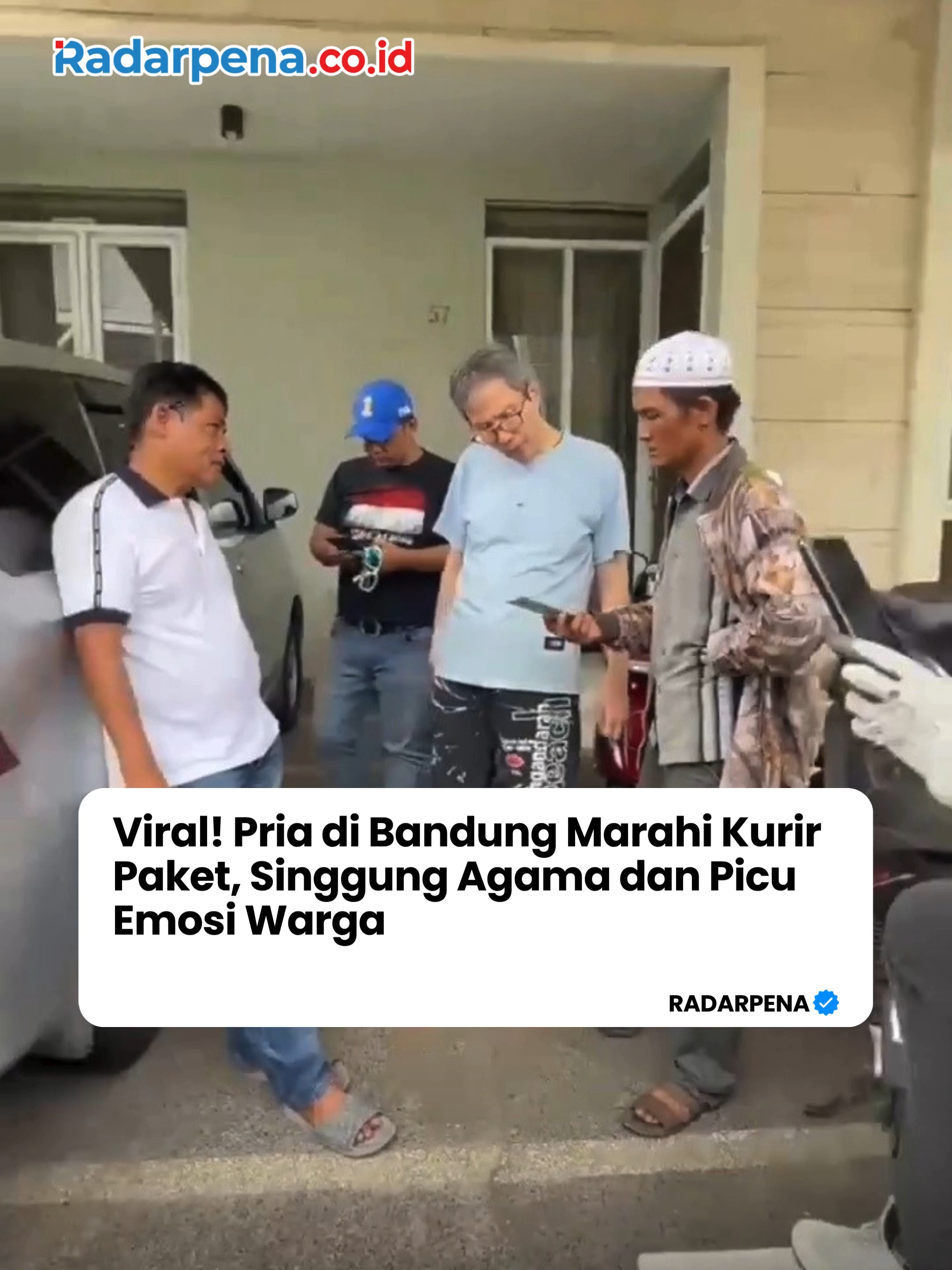 Sebuah video viral memperlihatkan seorang pria paruh baya memarahi kurir paket di rumahnya di Taman Kopo Indah, Desa Rahayu, Kecamatan Margaasih, Kabupaten Bandung.  Dalam video pertama, pria berkacamata itu mengumpat dengan kata-kata bernada tinggi dan menyinggung soal agama sambil menyodorkan uang Rp100 ribu. Dalam video kedua, warga mendatangi rumah pria tersebut dan polisi berusaha menenangkan situasi. Kasat Reskrim Polres Cimahi, AKP Dimas Charis Suryo Nugroho membenarkan kejadian yang berlangsung Jumat (14/6/2025) sore. “Terkait kejadian tersebut terjadinya Jumat (14/6/2025) sore tadi, memang betul. Saat ini dua pria tersebut, THY (58) sebagai pemilik rumah dan RR sebagai yang diduga kurir sedang dalam pemeriksaan,” kata Dimas, Sabtu (14/6/2025). Dimas menjelaskan pihaknya masih mendalami kasus tersebut. “Sekarang 2 orang ini masih kami periksa, karena masih dalam tahap penyelidikan sehingga dugaan pidana masih kami dalami. Berangkat dari video di medsos, nanti kami akan lakukan analisis multimedia secara part by part untuk mengkaji apa saja yang disampaikan keduanya,” ujarnya. “Kami belum bisa menyampaikan motifnya apa, kami sedang mengumpulkan semua keterangan dan fakta di TKP. Semua yang ada di TKP dan di dalam video akan kami periksa,” tambahnya. --- #Radarpena #Radarpenanews #Bandung #ViralVideo #KurirPaket #PolresCimahi #TamanKopoIndah #BeritaHukum #Perseteruan #BeritaBandung #KasusViral #BeritaTerkini