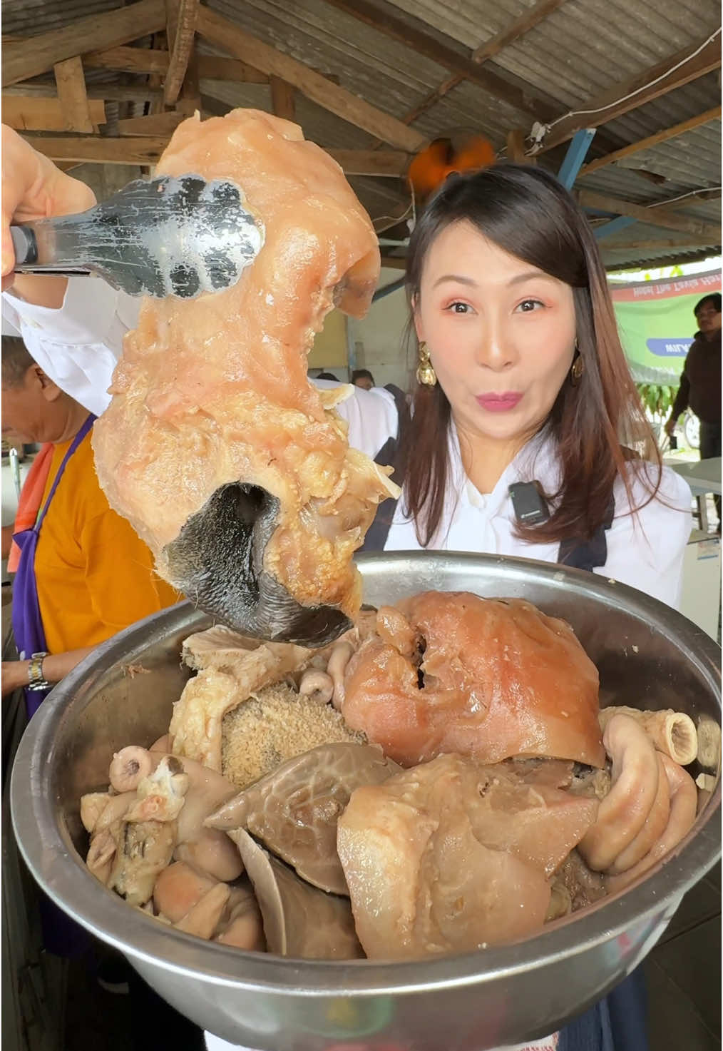 Daging kepala siapa suka … soto betawi yang isiannya super lengkap ini mah , sampai ada daging kepala segala ….  #sibungbung #mukbang #kulinerviral #reviewmakanan 