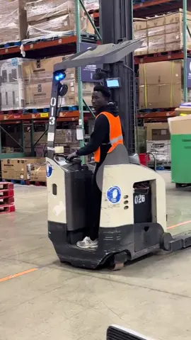 Reach truck: Reach forklift are designed for indoor use and features extending fork.to access high shelves. #moreviews #viralvideos #fypppppppppppppp #ghanatiktokers🇬🇭🇬🇭🇬🇭 #glob #moreyouknow #tiktokgoviralviedo #tiktokgoviralviedo #uktiktok🇬🇧uk #forkliftoperator #forkliftdriver #australiansmallbusiness 