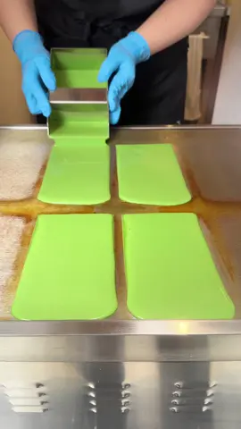 みたらし団子をクルンと巻いた抹茶あんまき🍪 和と洋の融合スイーツが食べられるこちらのお店では、大きなみたらし団子を巻いた新感覚の抹茶あんまきが食べられる🍵🌿‬ 抹茶のほろ苦さに甘いタレのついたみたらし団子が相性抜群！🍡 📍和果 / 北堀江 ￥540～/人 ⏰営業時間：11:00〜18:00 💤定休日：なし 🏠住所：〒550-0014 大阪府大阪市西区北堀江１丁目１１−６ #東京グルメ  #大阪グルメ #tiktokfood 