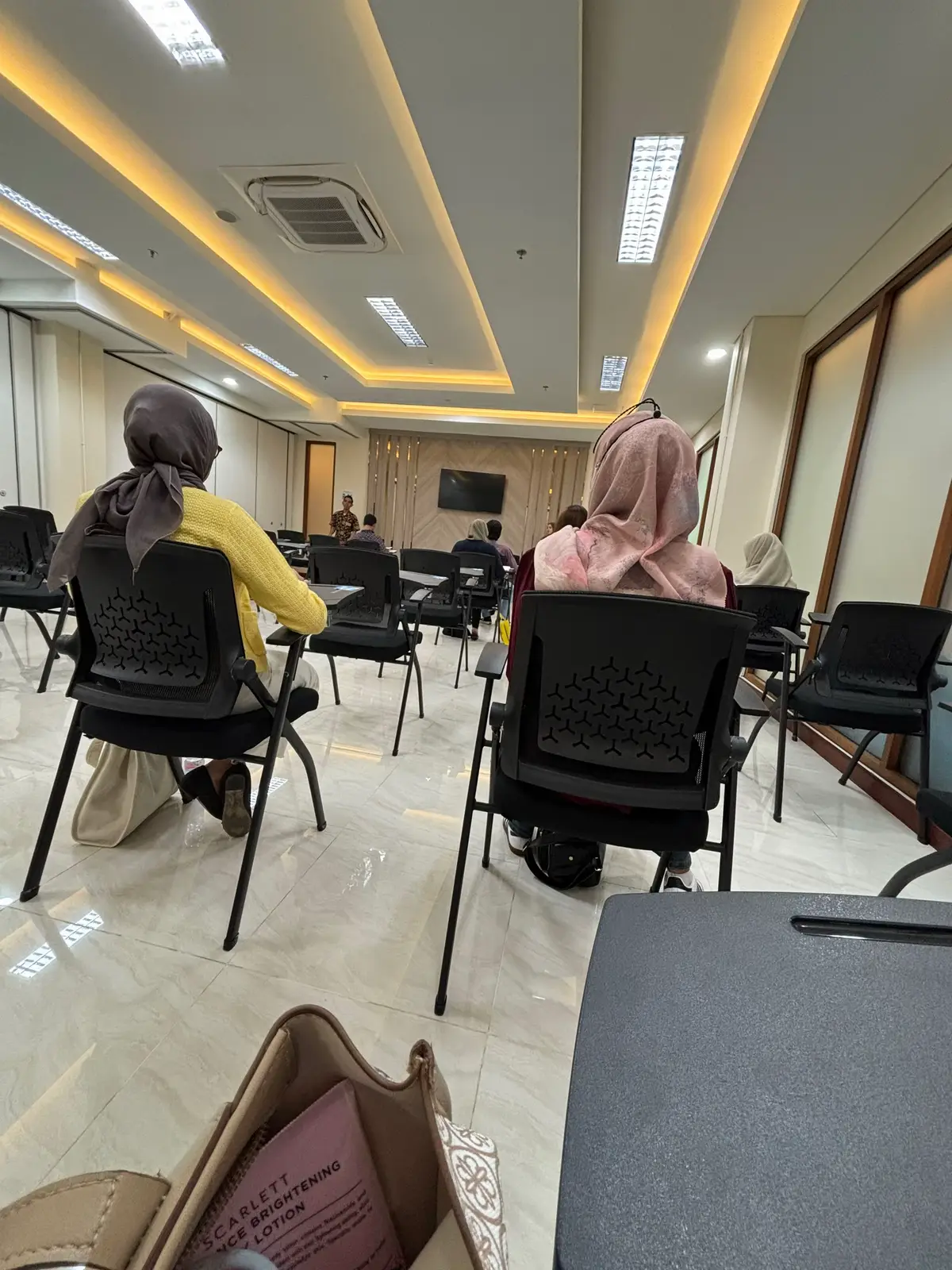 bagus bgtt gadung ut buat foto foto dan nyaman bgt sejuk jelasnya bawaannya ngantuk klo uda di kelas sangking nyamannya 😭💖🫶🏻#utsurabaya #ut #uasut #mahasiswaut 