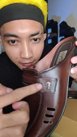 Sandal Selop Bustong Pria ini emang solusi perfect buat kamu yang cari gaya santai tapi tetap berkelas, apalagi buat kaki lebar. Dengan bahan kulit asli warna coklat yang bikin look auto timeless, sandal ini nyaman banget buat harian, santai, atau acara kasual. Dijamin bikin kamu makin pede dan betah seharian! Langsung sikat, Bro! 🔥 #SandalBustong #KulitAsli #CoklatElegan #KakiLebar #SandalPria #NyamanMaksimal #AntiRibet #FashionPria #SepatuSandal #SantaiGaya #dutapantofel 