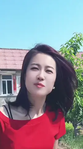 無論你活成什麼樣子，都有人說三道四，這個世界我們都只來一次，吃想吃的飯，見想見的人，看想看的風景，做喜歡的事 #對口型熱門歌曲 #抖音熱歌推薦 #農村姑娘 
