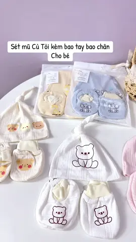 Sét Mũ Củ Tỏi- Bao Tay, Bao Chân 𝕃𝕆ℂ𝔸 𝕓𝕒𝕓𝕪 cho bé sơ sinh 👼🍼 🌸 𝑻𝒉𝒐̂𝒏𝒈 𝒕𝒊𝒏 𝒔𝒂̉𝒏 𝒑𝒉𝒂̂̉𝒎: - Chất liệu vải nguyên liệu từ 𝑐𝑜𝑡𝑡𝑜𝑛 𝑡ℎ𝑖𝑒̂𝑛 𝑛ℎ𝑖𝑒̂𝑛 mềm mại, với khả năng thấm hút vượt trội.  - Sản phẩm với hoạ tiết in vô cùng dễ thương, độ bám chắc chắn, đẹp mắt.  - Màu sắc: Hồng, Trắng, Be,Xanh,Vàng #susauhouse #landaulamme #combososinh #mevabe