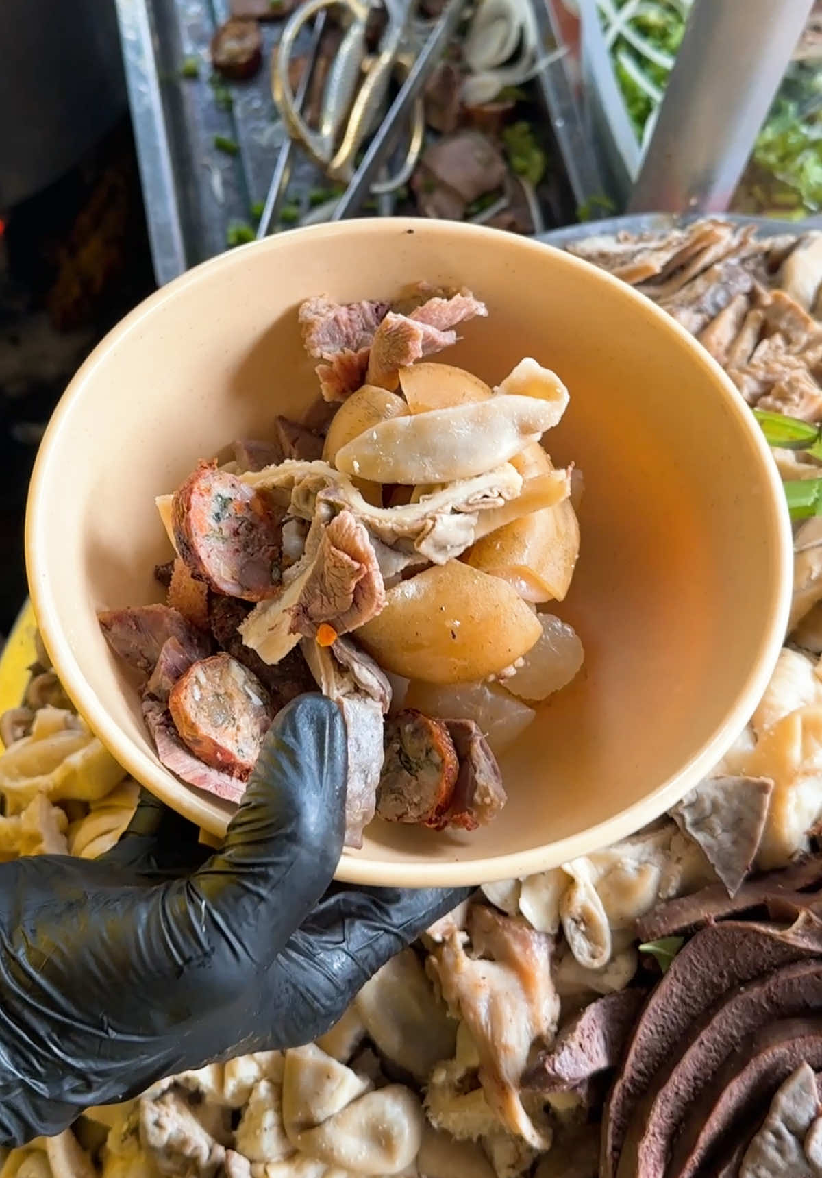 Đố bạn biết món gì khiến cả team im bặt 5 phút liền? 👉 Chính là tô cháo bò mix thập cẩm của Cháo Bò 99 đó ạ! Nóng hổi, đậm đà, vừa ăn vừa “hít hà” mà tâm trạng cũng dịu lại luôn á. ✨ Không tin thì rủ cạ cứng, người thương hay crush đi thử cùng đi. Ai ăn cũng gật gù “ủa ngon dữ vậy?” 🥹 #chaobo99 #LearnOnTikTok #xuhuongtiktok #streetfood #ancungtiktok #FoodTok #tiktokfood #viral #2025 