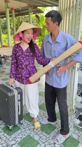 E đã nhận ra được sự quan trọng của chồng trong nhà này 😂 #caophuong #vochonghaihuoc #haihuoctiktok #tiktokgiaitri #giadinhhaihuoc 